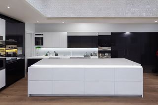 Intrahome Prisma Studio 2 χρώμα Λακέ Λευκό Γυαλιστερό έπιπλα κουζίνας 10 Μέτρα συνολικα τρέχον μέτρα Intrahome-65651560