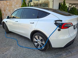 Tesla Model Y 2023 LONG RANGE DUAL MOTOR-thumb-2