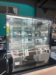 Θερμαινόμενη βιτρίνα , Διαστάσεις: 660 x 530 x 730 mm , Ισχύς / Τροφοδοσία: 450W / 230V (μονοφασική), Χωρητικότητα: Περίπου 102 Λίτρα