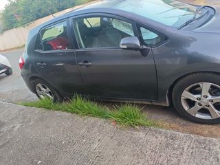 Toyota Auris 2011-thumb-4