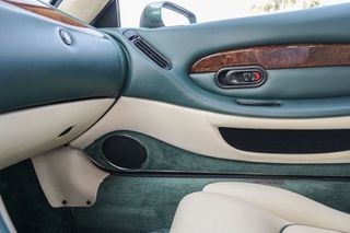 Aston Martin DB7 1995 Coupe-thumb-28