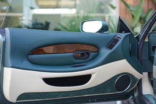 Aston Martin DB7 1995 Coupe-thumb-17