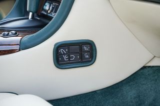 Aston Martin DB7 1995 Coupe-thumb-25
