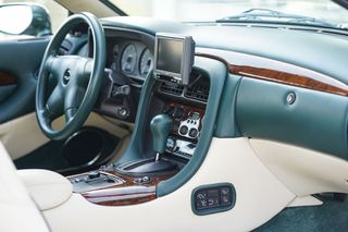Aston Martin DB7 1995 Coupe-thumb-26