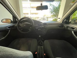 Ford Focus 2000 station-thumb-5