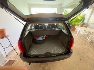 Ford Focus 2000 station-thumb-6