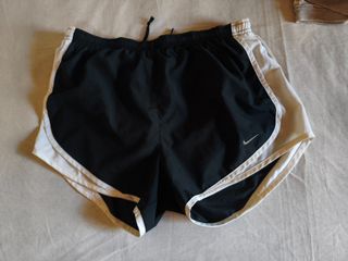 Γυναικείο Αθλητικό Σορτς Nike Tempo Dri-FIT (Μέγεθος S) μαύρο - άσπρο