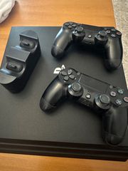 Playstation 4 pro με δυο μοχλους και συσκευη φορτισεις μοχλων