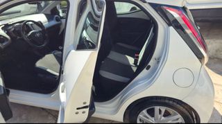 Toyota Aygo 2015 1.0_X_PLAY_F1_AUTOMATO_Led_Camera_-thumb-20