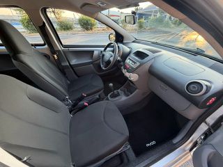 Toyota Aygo 2011-thumb-10