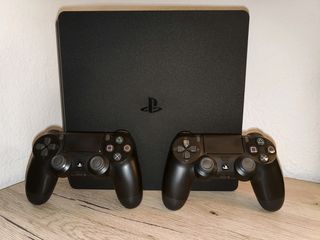 Playstation 4+2 Controller+5 Games
