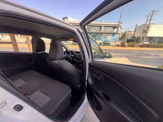 Toyota Yaris 2017-thumb-12