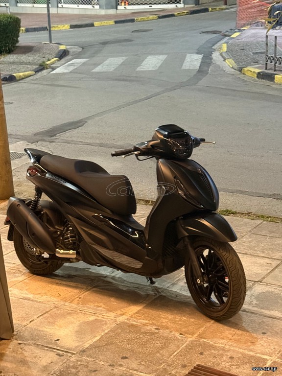 Piaggio Beverly 300 2023 DEEP BLACK