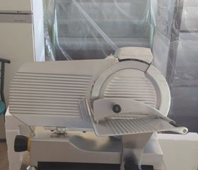 Μηχανή κοπής αλλαντικών και τυριών