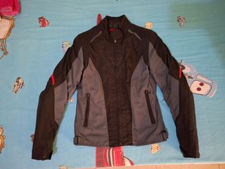 Πωλείται μπουφάν dainese σε άριστη κατάσταση
