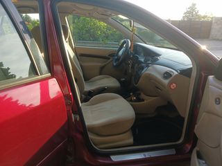 Ford Focus 2002 Ghia-thumb-5