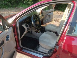 Ford Focus 2002 Ghia-thumb-9
