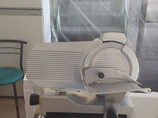Μηχανή κοπής αλλαντικών και τυριών