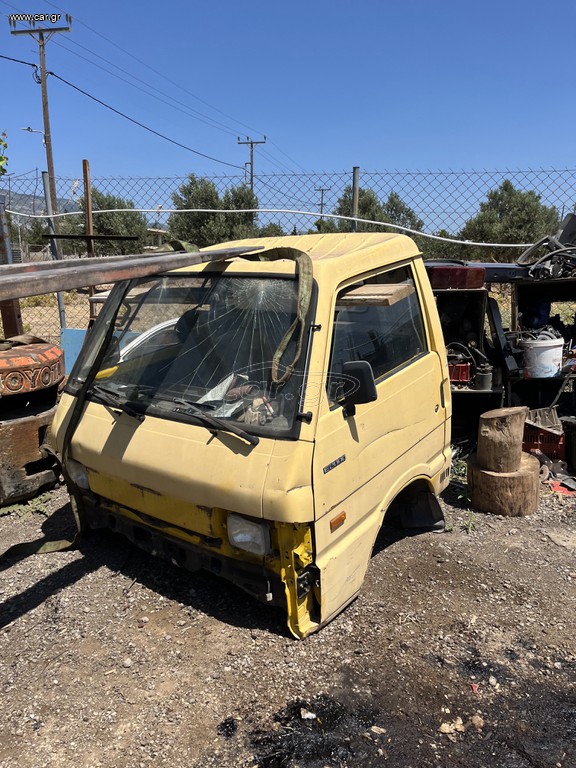 Mazda E2000 καμπίνα