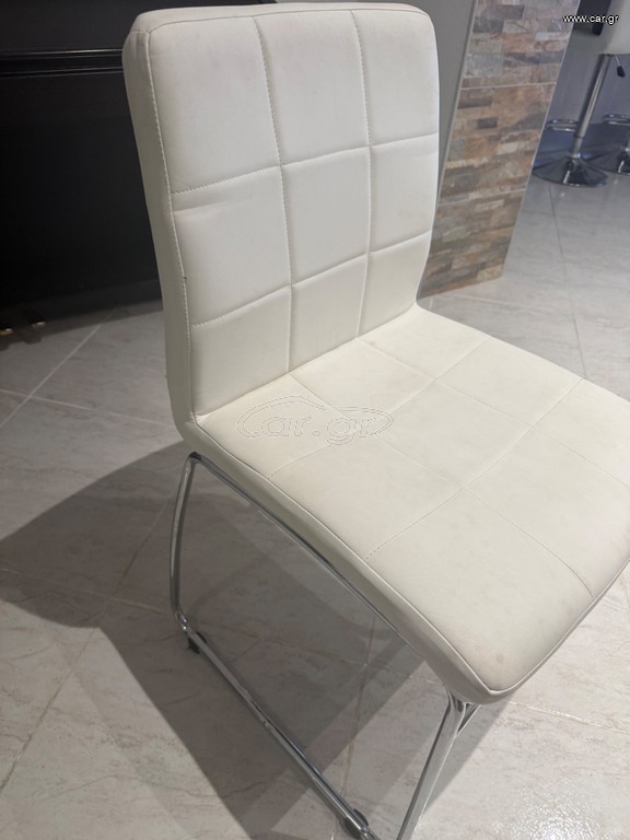 Τραπέζι με καρέκλες