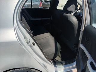 Toyota Yaris 2009-thumb-6