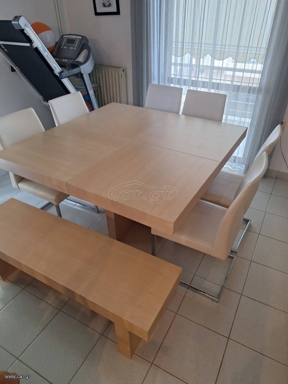 Τραπεζαρία τετράγωνη