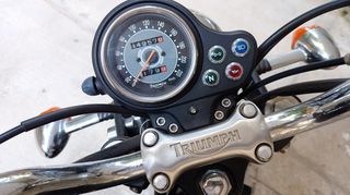 Triumph Bonneville 2005-thumb-1