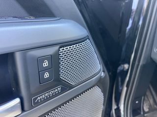 Land Rover Defender 2022 D300 X DYNAMIC HSE-thumb-18