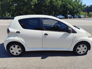 Toyota Aygo 2011-thumb-3