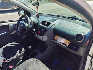Toyota Aygo 2011-thumb-13