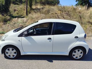 Toyota Aygo 2011-thumb-22