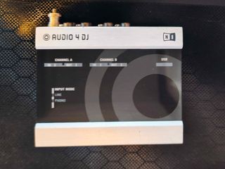 Επαγγελματική κάρτα ήχου NI AUDIO 4 DJ