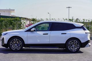 Bmw iX 2022 xDrive40 Sport SkyLounge-thumb-4