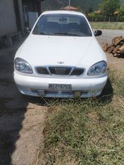 Daewoo Lanos 2000 .