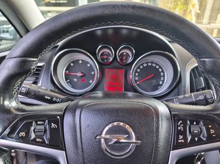 Opel Astra 2012-thumb-10