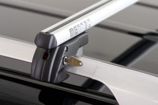 MENABO ΜΠΑΡΕΣ ΟΡΟΦΗΣ ΑΛΟΥΜΙΝΙΟΥ SHERMAN XL SILVER 135 cm ΣΕ ΑΣΗΜΙ ΧΡΩΜΑ ΓΙΑ Nissan Qashqai / Dualis (J12) 5 doors 2021> ΜΕ RAISED RAILS (Παράλληλες Μπάρες με Κενό) - 2 ΤΕΜ. (9470/MB)