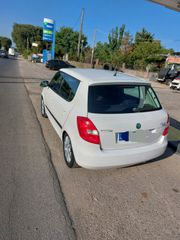 Skoda Fabia 2010-thumb-5