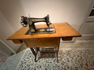 Τραπεζάκι vintage έπιπλο παλιό ξύλο πάνω σε βάση παλιάς ραπτομηχανής singer, πλήρως αναπαλαιωμένο και συντηρημένο
