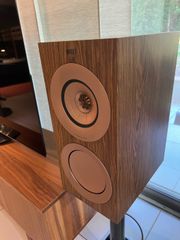 KEF R3 μαζί με βάσεις DALI