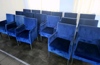 μπλε βελούδινες πολυθρόνες