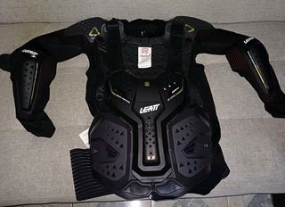Πωλείται Ολόσωμος Θώρακας Leatt 6.5 Body Protector (Full Setup)