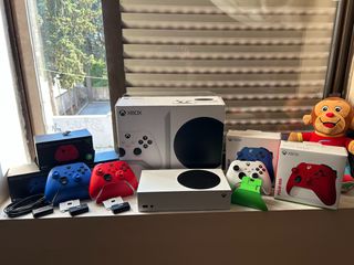 MICROSOFT XBOX SERIES S 500GB + XBOX SERIES S CONTROLLER + MICROSOFT BATTERY + RAZER QUICK CHARGING STAND GREEN