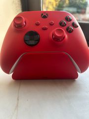 XBOX SERIES CONTROLLER PULSE RED + RAZER QUICK CHARGING STAND PULSE RED