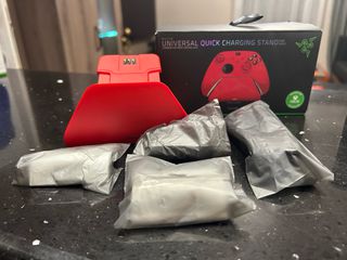 XBOX SERIES CONTROLLER PULSE RED + RAZER QUICK CHARGING STAND PULSE RED-thumb-1