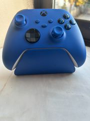 XBOX SERIES CONTROLLER SHOCK BLUE + RAZER QUICK CHARGING STAND SHOCK BLUE