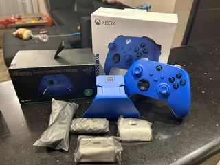 XBOX SERIES CONTROLLER SHOCK BLUE + RAZER QUICK CHARGING STAND SHOCK BLUE