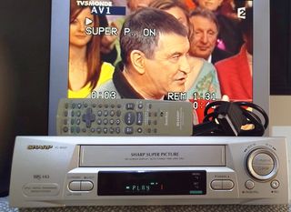 Βίντεο VHS τής SHARP, Σέ υπέρ άριστη κατάσταση..Με κοντρόλ - καλώδια.