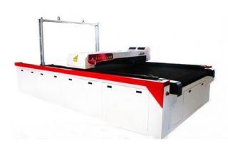 Μηχανή κοπής υφάσματος Laser με κάμερα αναγνώρισης και ιμάντα προώθησης υλικού.