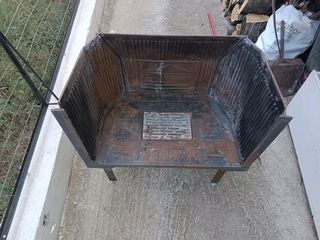 Μαντεμένιο τζάκι με πόρτα