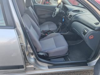 Nissan Almera 2004-thumb-13